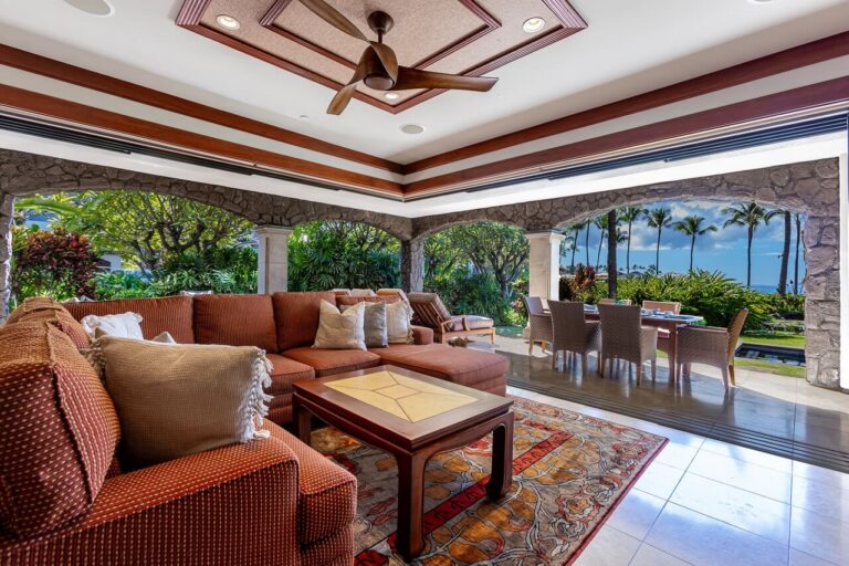 The living area of one of the luxury rentals in Hawaii.